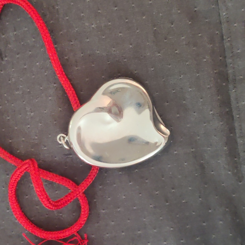 Rare Vintage 1978 Halston Elsa Peretti Heart shaped Solid Perfume Compact Neckla